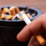 Die EU prüft ein Verbot von Filterzigaretten und E-Zigaretten, um Raucherquoten zu senken und das WHO-Ziel von unter 5 % Rauchern bis 2040 zu erreichen.