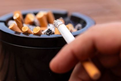 Die EU prüft ein Verbot von Filterzigaretten und E-Zigaretten, um Raucherquoten zu senken und das WHO-Ziel von unter 5 % Rauchern bis 2040 zu erreichen.