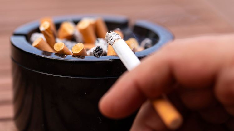 Die EU prüft ein Verbot von Filterzigaretten und E-Zigaretten, um Raucherquoten zu senken und das WHO-Ziel von unter 5 % Rauchern bis 2040 zu erreichen.