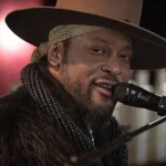 Grammy-gekrönter R&B-Sänger D’Angelo stirbt mit 51 Jahren an Bauchspeicheldrüsenkrebs und hinterlässt ein Vermächtnis ikonischer Musik und Kollaborationen.