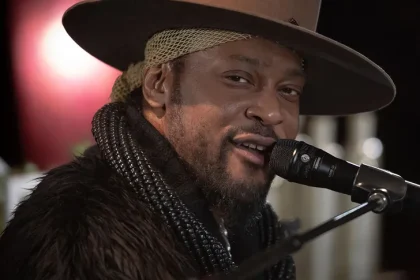 Grammy-gekrönter R&B-Sänger D’Angelo stirbt mit 51 Jahren an Bauchspeicheldrüsenkrebs und hinterlässt ein Vermächtnis ikonischer Musik und Kollaborationen.