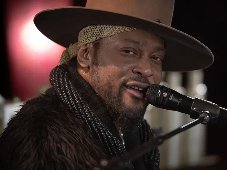 Grammy-gekrönter R&B-Sänger D’Angelo stirbt mit 51 Jahren an Bauchspeicheldrüsenkrebs und hinterlässt ein Vermächtnis ikonischer Musik und Kollaborationen.