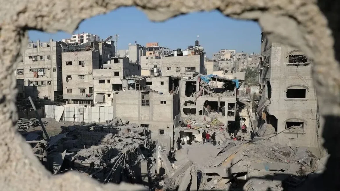 Die EU setzt Sanktionen gegen Israel im Zuge von Trumps Friedensplan für Gaza aus und gerät in Kritik, während das fragile Waffenstillstandsabkommen gefährdet bleibt.