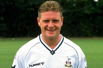 Paul Gascoigne, Englands einstiger Fußballheld, spricht offen über seine Alkoholsucht und Traumata. Sein Buch Eight erzählt vom Kampf ums Überleben.