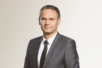 Oliver Blume tritt als Porsche-CEO ab, Michael Leiters wird möglicher Nachfolger. Doppelrolle endet, während Porsche vor Gewinn- und EV-Herausforderungen steht.