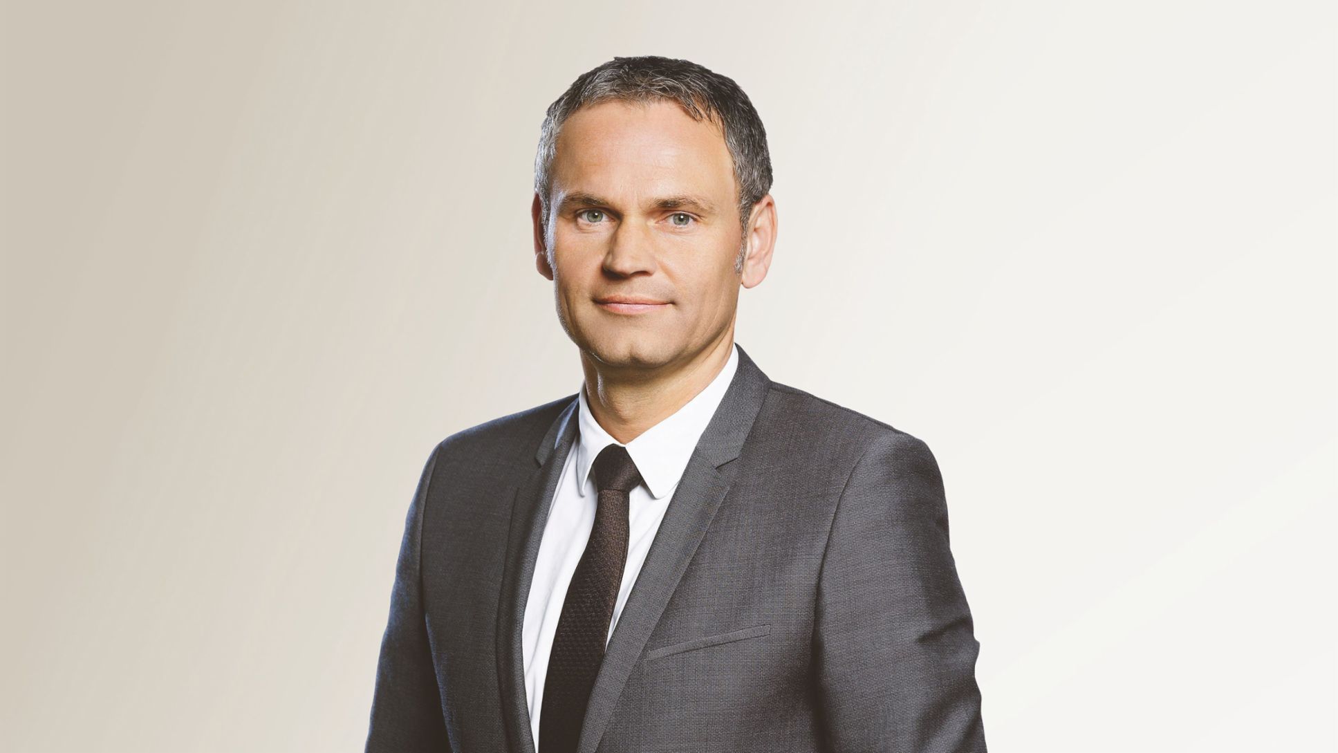 Oliver Blume tritt als Porsche-CEO ab, Michael Leiters wird möglicher Nachfolger. Doppelrolle endet, während Porsche vor Gewinn- und EV-Herausforderungen steht.