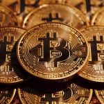 Bitcoin und Altcoins stürzen ab, $19 Milliarden an Positionen liquidiert – politische Spannungen und Marktpanik lösen historischen Krypto-Crash aus.