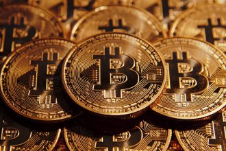 Bitcoin und Altcoins stürzen ab, $19 Milliarden an Positionen liquidiert – politische Spannungen und Marktpanik lösen historischen Krypto-Crash aus.