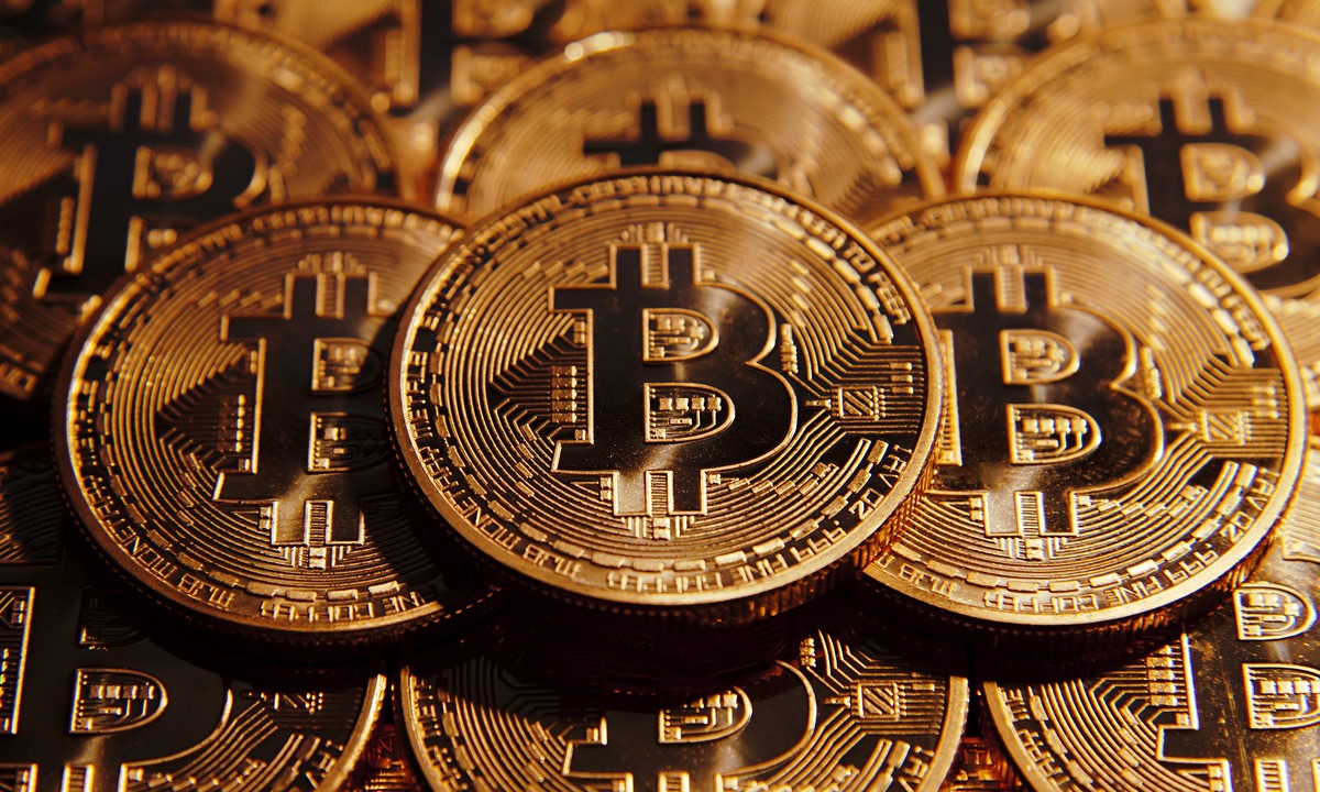 Bitcoin und Altcoins stürzen ab, $19 Milliarden an Positionen liquidiert – politische Spannungen und Marktpanik lösen historischen Krypto-Crash aus.