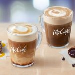 McDonald’s präsentiert Toasted Marshmallow Latte und Cappuccino sowie den Blueberry McPie – saisonale Highlights für Kaffee- und Dessertliebhaber im Herbst.