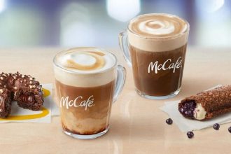 McDonald’s präsentiert Toasted Marshmallow Latte und Cappuccino sowie den Blueberry McPie – saisonale Highlights für Kaffee- und Dessertliebhaber im Herbst.