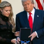 Donald Trump zeichnete den verstorbenen Blogger Charlie Kirk posthum mit der Presidential Medal of Freedom aus. Seine Witwe Erika nahm die Ehrung entgegen.