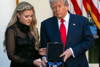 Donald Trump zeichnete den verstorbenen Blogger Charlie Kirk posthum mit der Presidential Medal of Freedom aus. Seine Witwe Erika nahm die Ehrung entgegen.