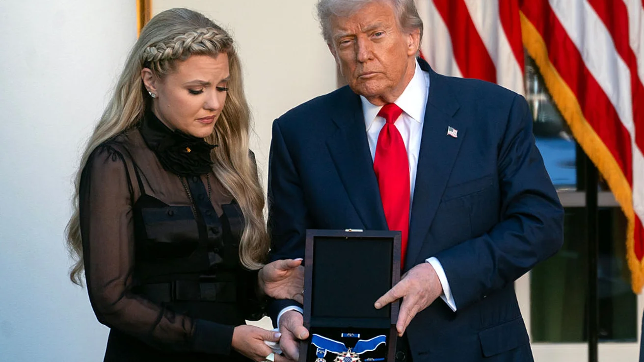 Donald Trump zeichnete den verstorbenen Blogger Charlie Kirk posthum mit der Presidential Medal of Freedom aus. Seine Witwe Erika nahm die Ehrung entgegen.