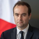 Französischer Premier Sébastien Lecornu verschiebt die Rentenreform bis 2027, die Regierung steht vor drohenden Misstrauensanträgen im Parlament.