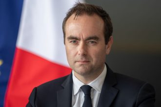 Französischer Premier Sébastien Lecornu verschiebt die Rentenreform bis 2027, die Regierung steht vor drohenden Misstrauensanträgen im Parlament.