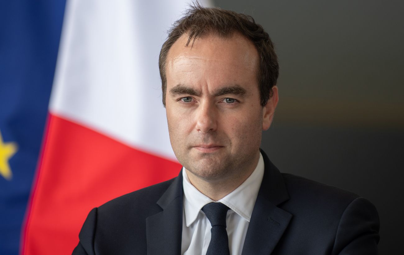 Französischer Premier Sébastien Lecornu verschiebt die Rentenreform bis 2027, die Regierung steht vor drohenden Misstrauensanträgen im Parlament.