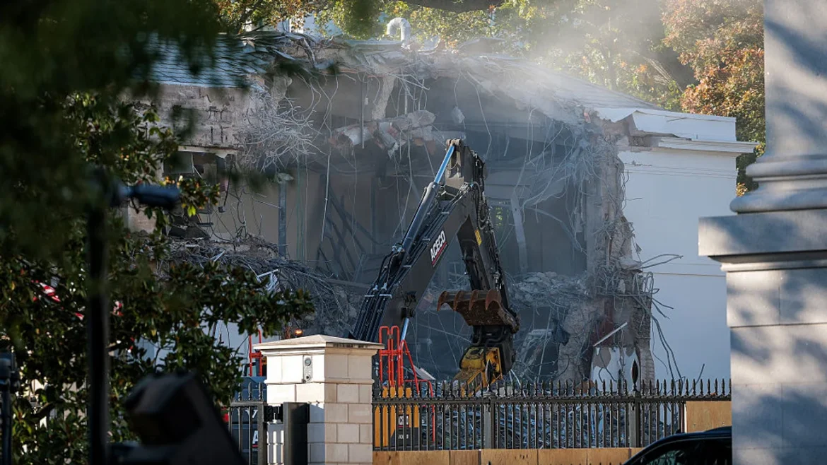 Der Ostflügel des Weißen Hauses wird für den Bau eines großen Ballsaals unter Trumps Initiative abgerissen, vollständig durch private Mittel finanziert.