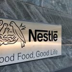 Nestlé kündigt den Abbau von 16.000 Stellen weltweit an. Neuer CEO Philipp Navratil will bis 2027 drei Milliarden Franken durch Automatisierung und Digitalisierung sparen.