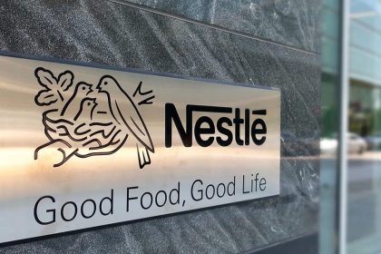 Nestlé kündigt den Abbau von 16.000 Stellen weltweit an. Neuer CEO Philipp Navratil will bis 2027 drei Milliarden Franken durch Automatisierung und Digitalisierung sparen.