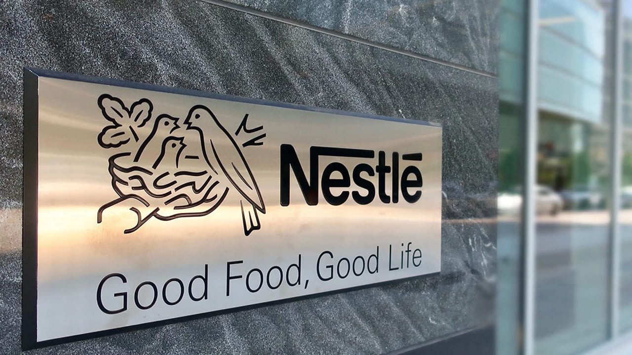 Nestlé kündigt den Abbau von 16.000 Stellen weltweit an. Neuer CEO Philipp Navratil will bis 2027 drei Milliarden Franken durch Automatisierung und Digitalisierung sparen.
