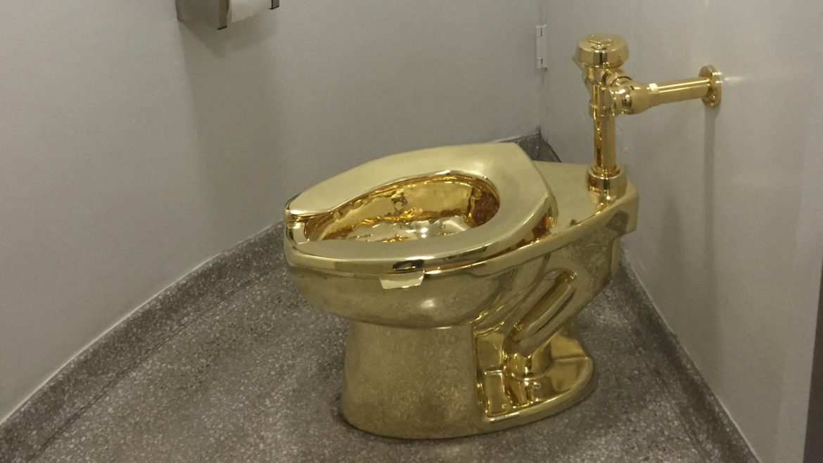 Sotheby’s in New York versteigert Maurizio Cattelans goldene Toilette America mit 100 kg Gewicht und einem Startpreis von 10 Millionen US-Dollar.