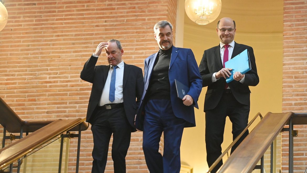 Bayern hält an schwarzer Null fest: Kinderstartgeld fällt, Investitionen in Kitas, Bildung und High-Tech, ausgeglichener Haushalt für 2026/2027 geplant.