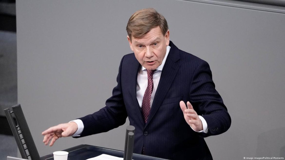 Deutscher Außenminister Wadephul sichert Ukraine weitere militärische Unterstützung zu und ruft zu entschlossenem Kampf gegen Korruption auf. G7 verstärkt Druck auf Russland.