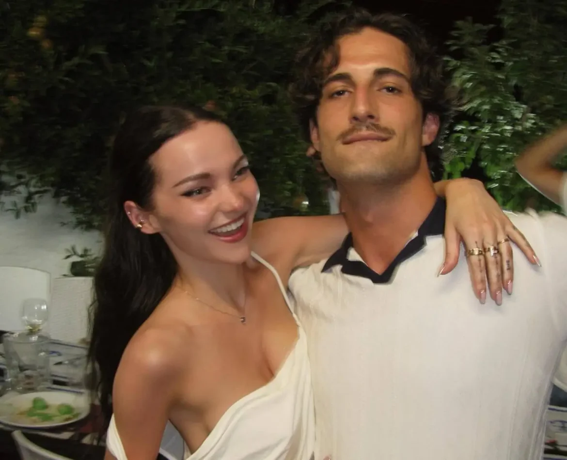 Maneskins Damiano David hat Dove Cameron in Sydney einen Heiratsantrag gemacht. Das Paar feierte das zweite Jubiläum, während ein Diamantring auf Fotos zu sehen war.