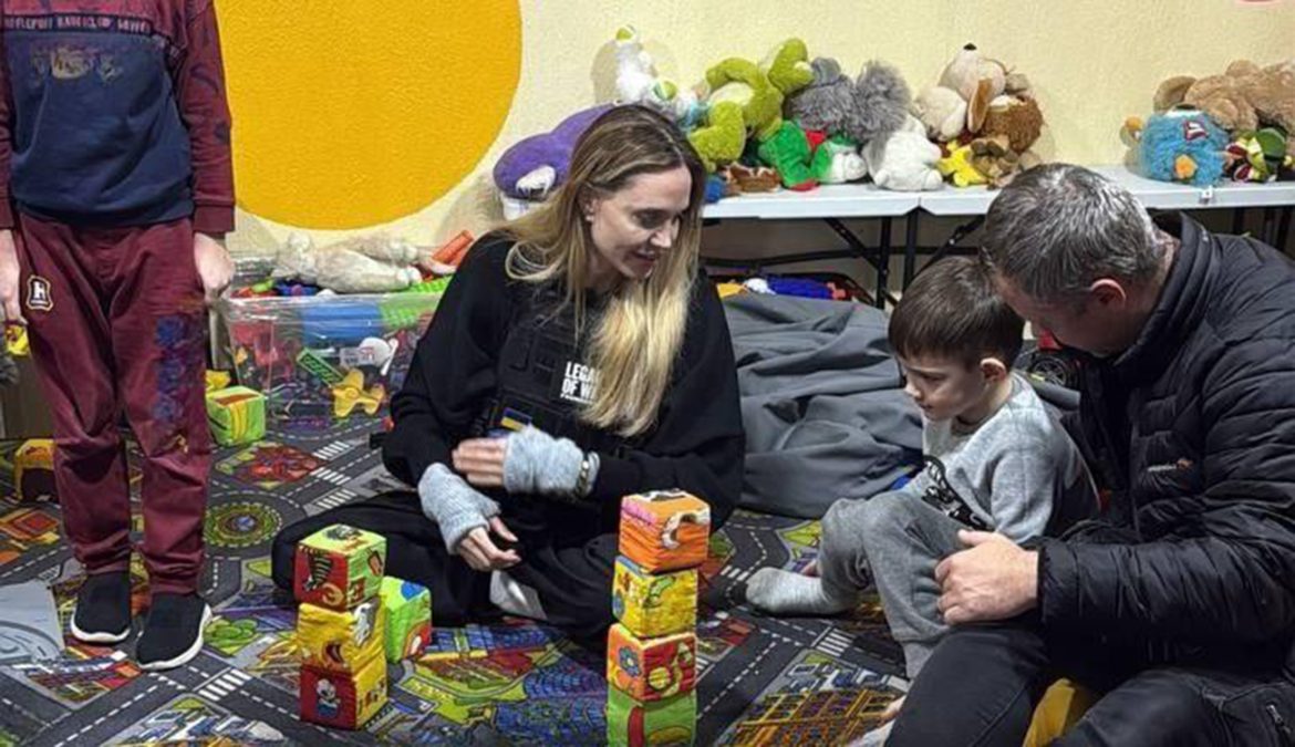 Angelina Jolie besuchte Cherson, besichtigte Kinderkrankenhaus und Entbindungsklinik und traf Patienten und Geflüchtete, berichtet 4thebike.de.