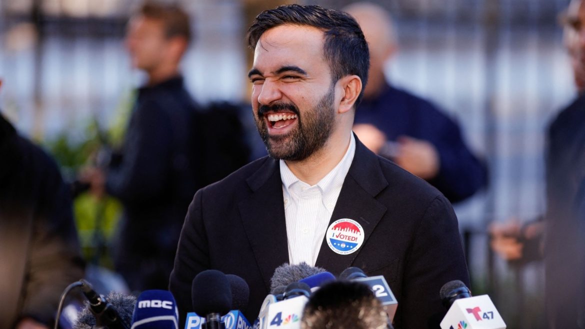 Zohran Mamdani gewinnt die Bürgermeisterwahl in New York und wird als erster Muslim in der Geschichte der Stadt in dieses Amt gewählt.