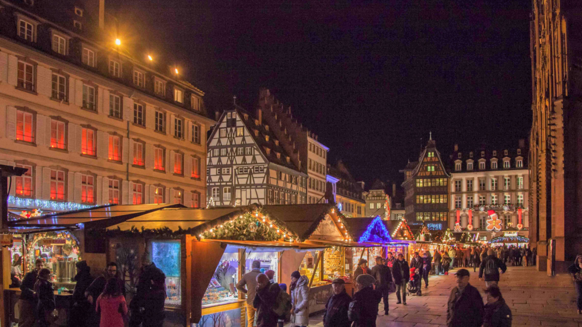 Polizei sichert automatische Pistole und Munition in Straßburger Altstadt. Zusammenhang mit Weihnachtsmarkt unklar. Ermittlungen laufen.