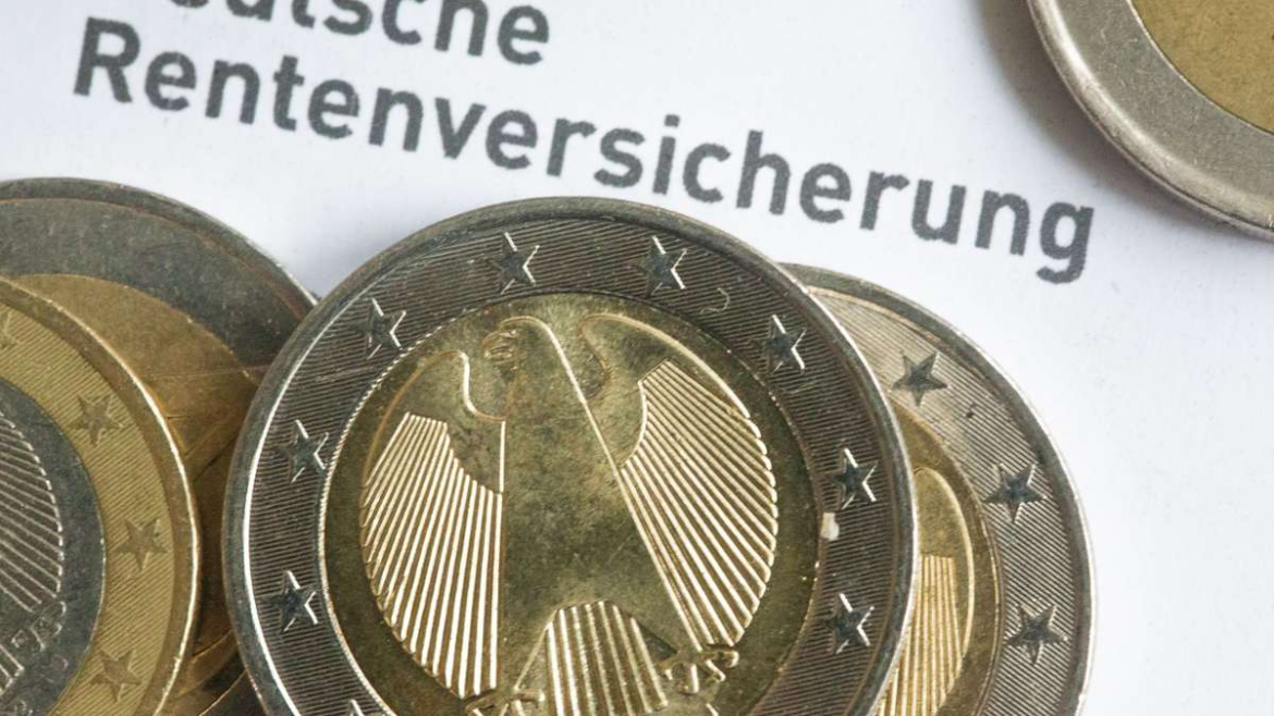 Deutsche Renten steigen 2026 voraussichtlich um 3,7 %, Beitragssatz steigt bis 2032 auf 20,6 %, Rentenversicherung warnt vor langfristigen Kosten.