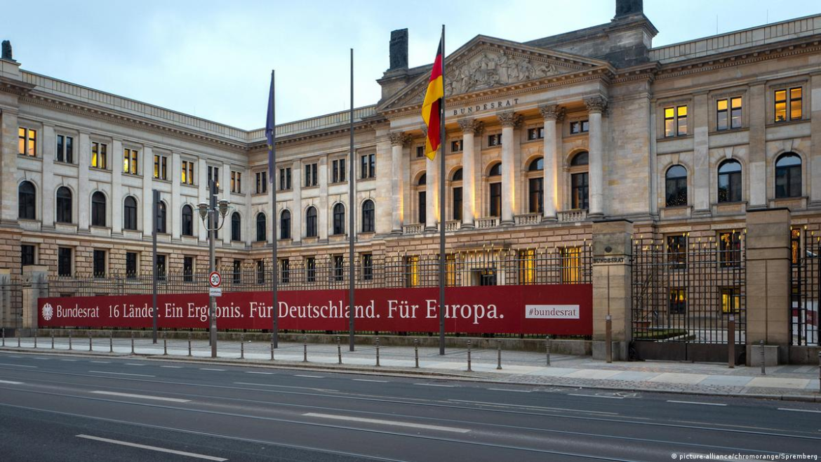 Der Bundesrat hat die Finanzierung des Deutschlandtickets mit 3 Mrd. Euro jährlich bis 2030 beschlossen. Der Preis für das beliebte Abo steigt ab Januar auf 63 Euro.