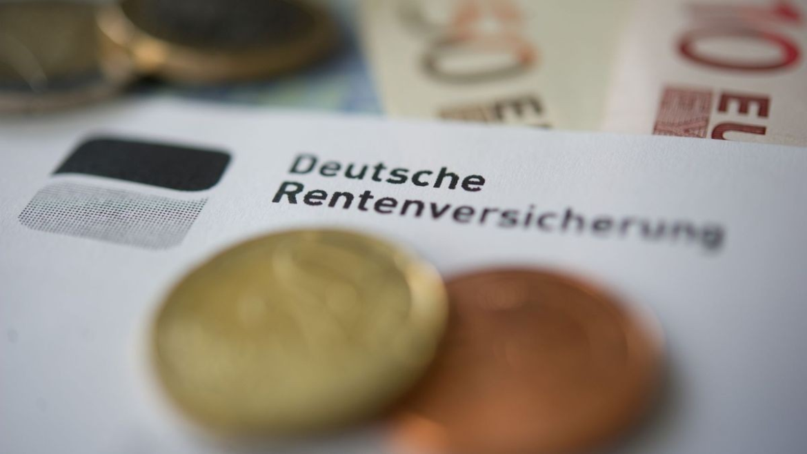 Der Rentenversicherungsbericht 2025 prognostiziert jährliche Rentenerhöhungen bis 2039, ab Juli 2026 steigt die Rente um 3,7 %, berichten Experten.