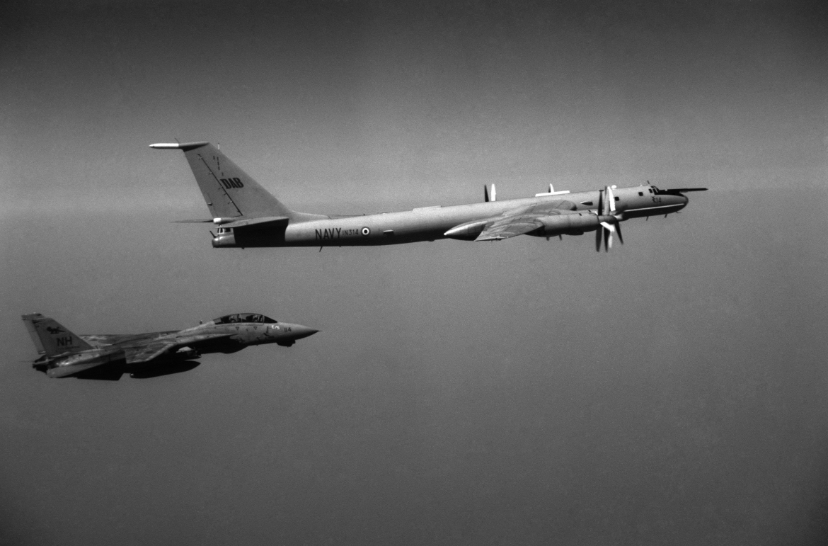 Britische Mülltaucher bergen vor der Küste eine russische Spionage-Sonarboje, möglicherweise abgeworfen von einem Tu-142M-Flugzeug.