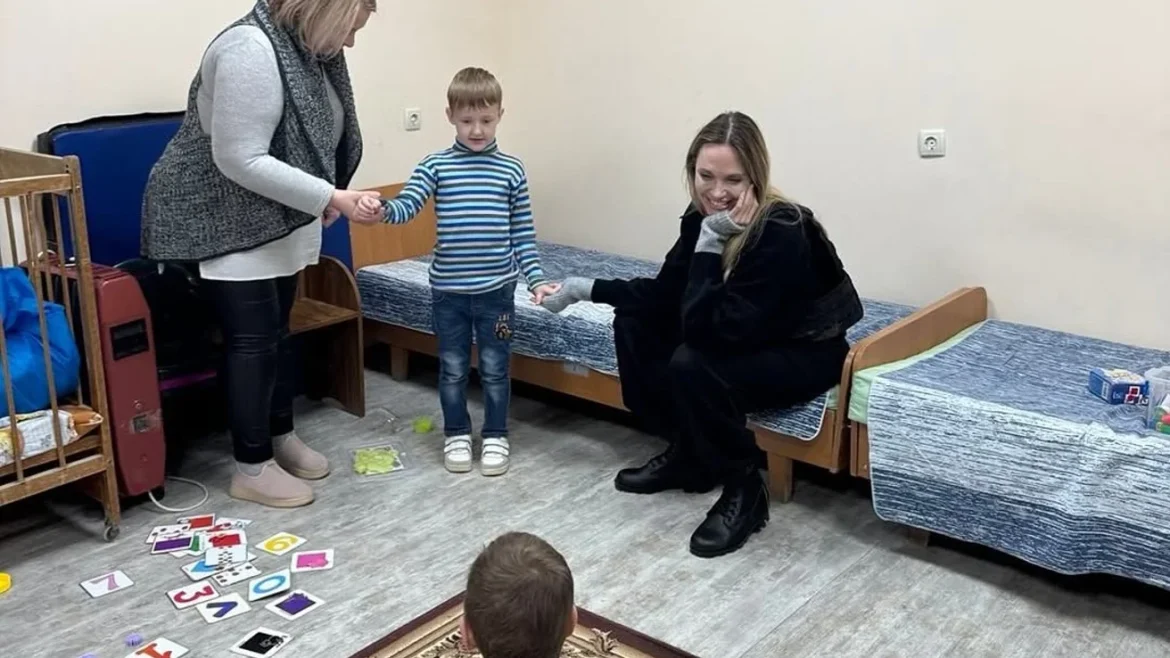 Angelina Jolie berichtet über die ständige Drohnenbedrohung in der südlichen Ukraine und lobt die Tapferkeit lokaler Freiwilliger.