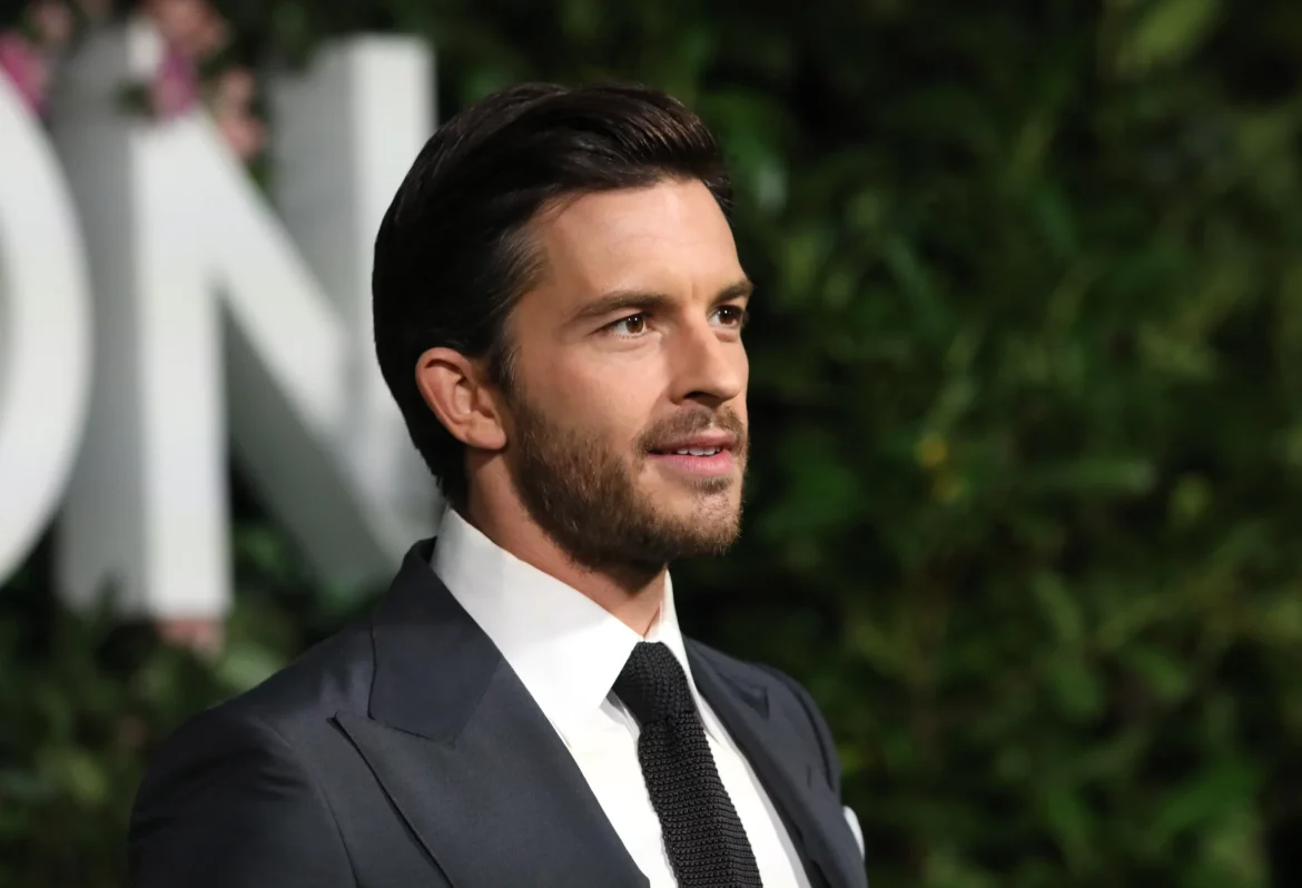 Bridgerton-Star Jonathan Bailey wurde vom Magazin People zum „Sexiest Man Alive“ 2025 gewählt – für Charme, Talent und Eleganz.