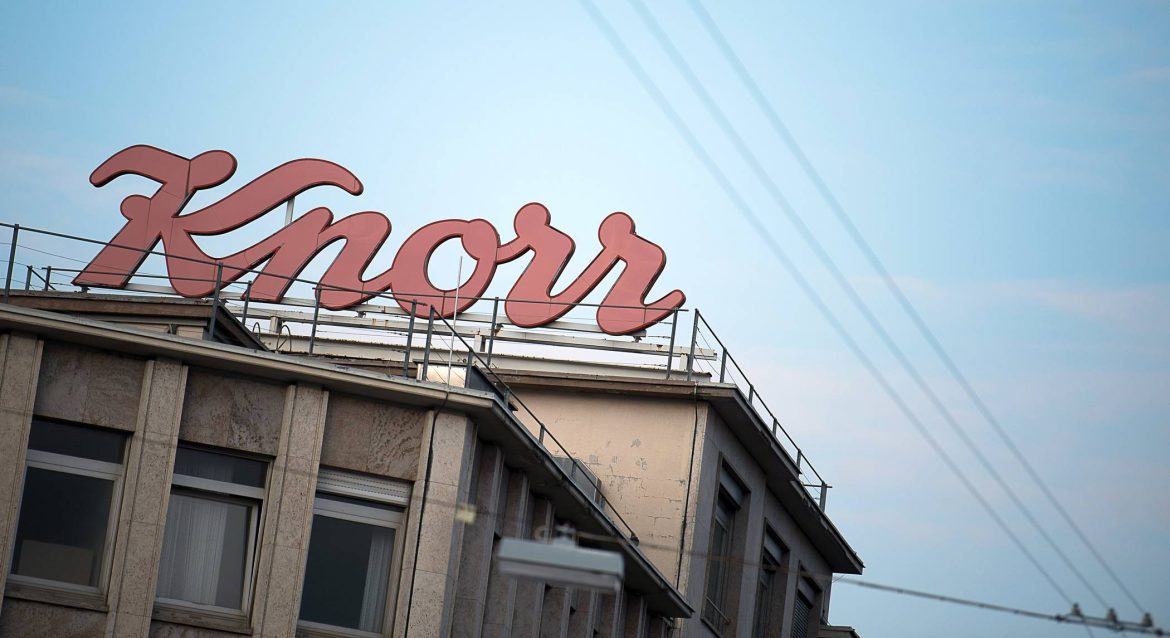 Knorr ruft Tütensuppen zurück, da Metall- und Gummiteile enthalten sein könnten; Verbraucher sollten vorsichtig sein und die Produkte nicht verzehren.