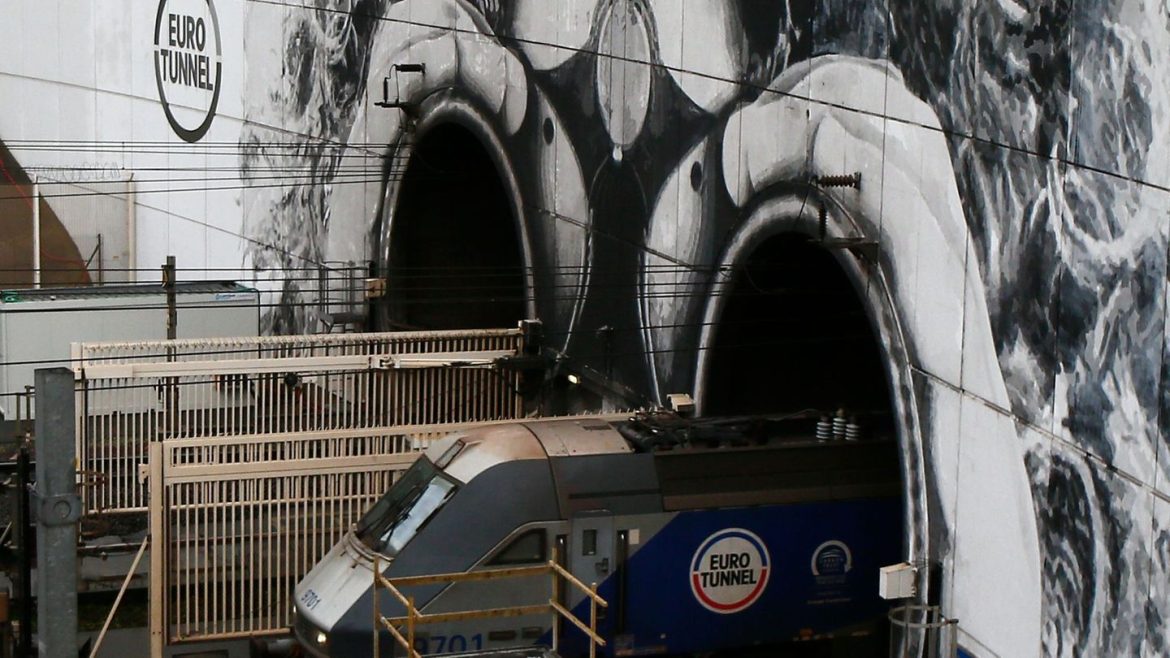 Eurostar hat wegen eines Stromversorgungsproblems alle Züge zwischen London, Paris, Amsterdam und Brüssel ausgesetzt.