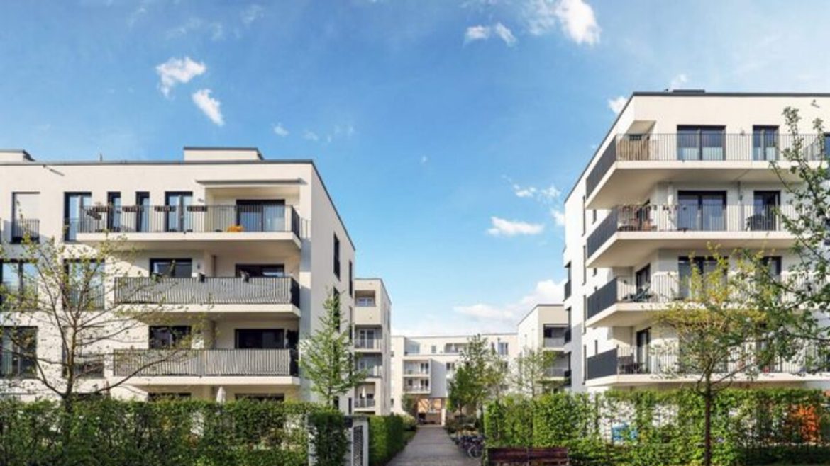 Eine Studie zeigt, wo Gutverdiener in Deutschland Eigentumswohnungen kaufen können, wie hoch die Belastung im Verhältnis zum Einkommen ist und welche Regionen besonders teuer oder günstig sind.