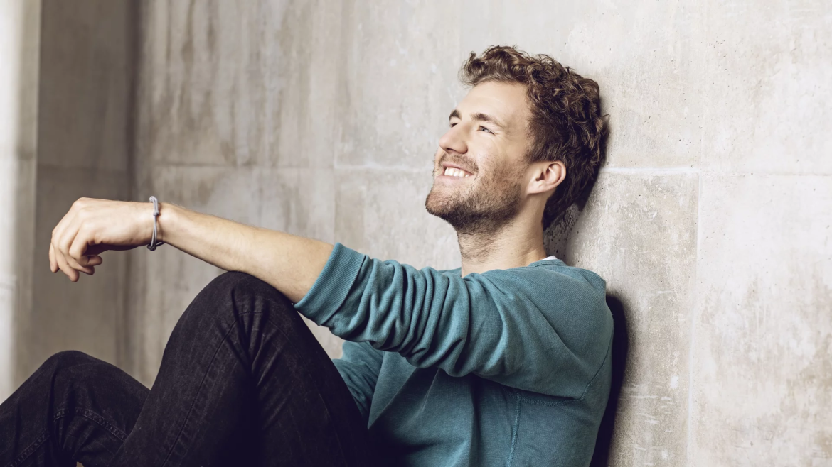 Der deutsche Comedian Luke Mockridge meldet sich nach einem Jahr Auszeit aus Kanada zurück und plant weniger provokante Auftritte.