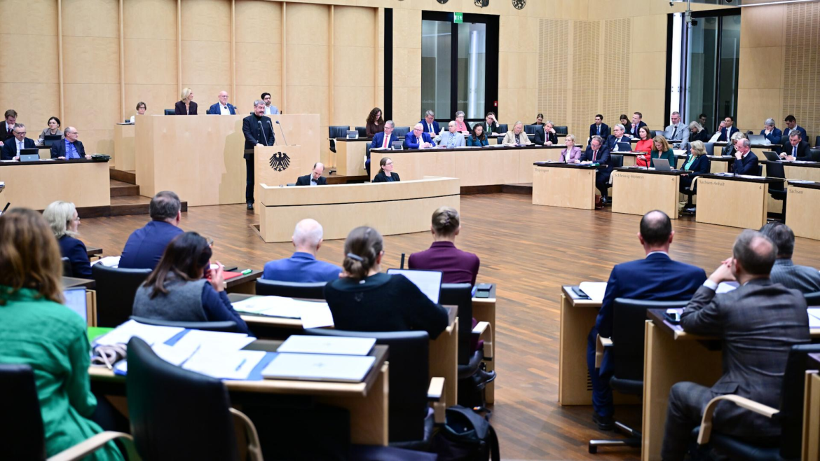 Bundesrat verabschiedet Rentenpaket, Steuererleichterungen für Pendler und Gastronomen, Wehrdienstreform und Haushaltsplan 2026.