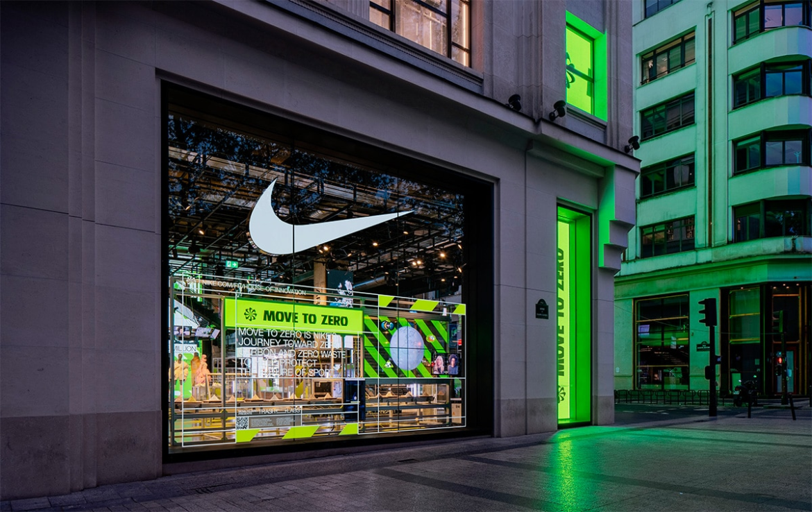 Nike-Aktie fällt nach schwachen Quartalszahlen, deutsche Konkurrenten Adidas und Puma reagieren, Markt bewertet Margenrückgang und hohe Marketingausgaben.