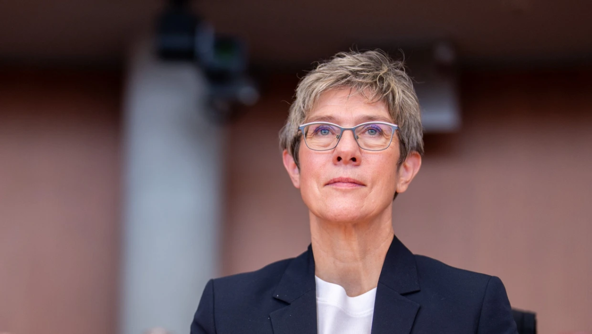 Annegret Kramp-Karrenbauer wird neue Vorsitzende der Konrad-Adenauer-Stiftung. CDU-Chef Merz-Kandidat unterlag in der historischen Kampfabstimmung.