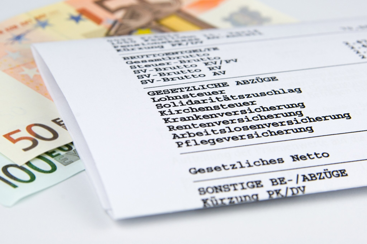Im Jahr 2026 wird das Nettogehalt vieler Arbeitnehmer über 5.500 Euro durch höhere Sozialabgaben und Krankenversicherungsbeiträge sinken.