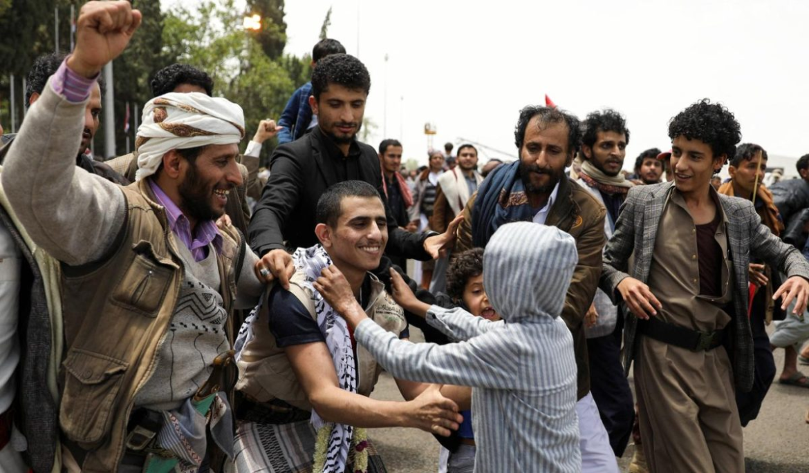 Regierung und Houthis im Jemen einigen sich auf Gefangenenaustausch: Tausende Häftlinge sollen freikommen, vermittelt durch Oman und UN.