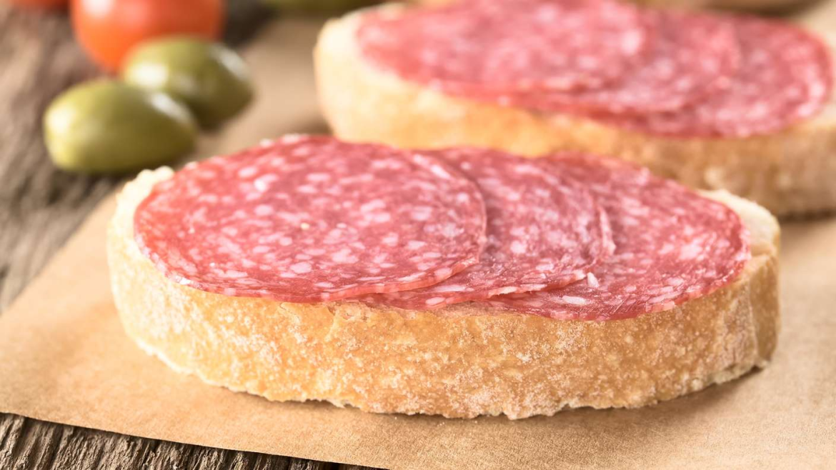 Die italienische Salami „Salsiccia Piccante Affettata“ wird wegen Listerien zurückgerufen. Rückgabe möglich, betroffene Chargen und Haltbarkeitsdaten prüfen.