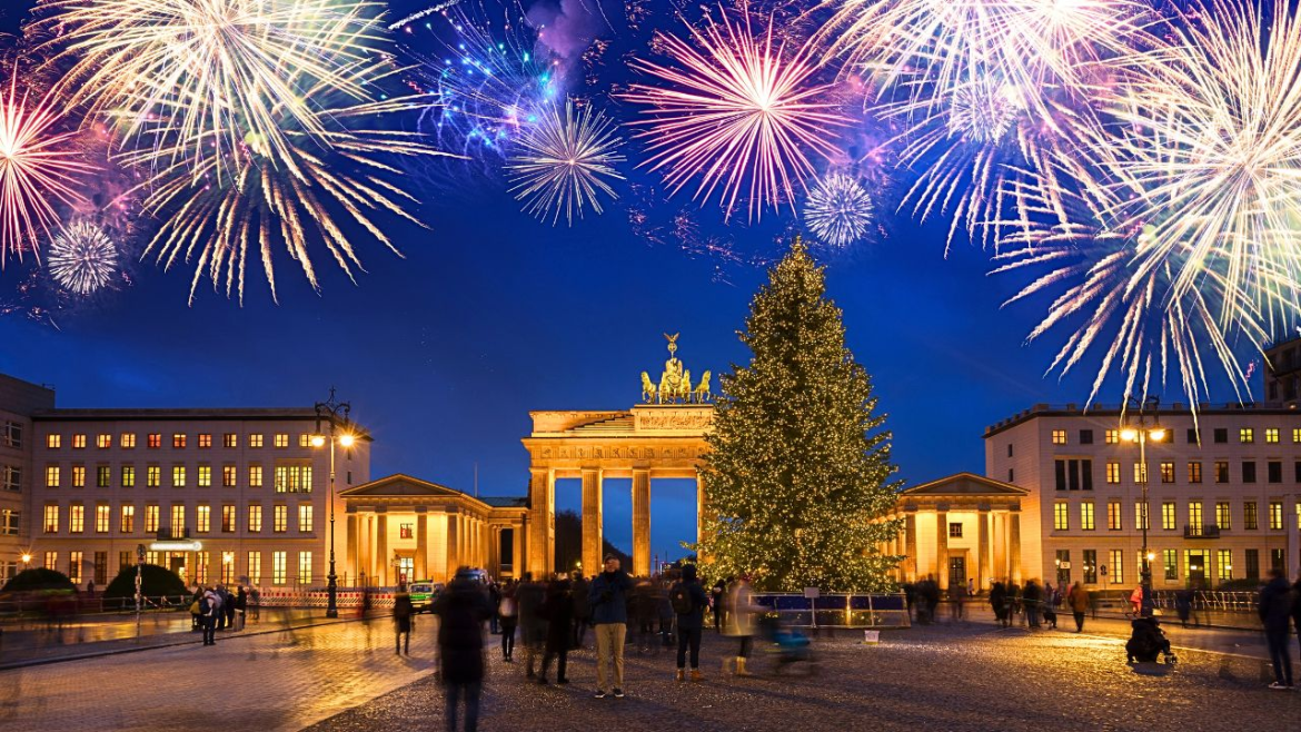 Neujahr 2026 in Berlin feiern: Clubs, Straßenfeste, Gala-Abende und Feuerwerke trotz verschobener ZDF-Show. Tipps, Adressen und Preise für Silvester.