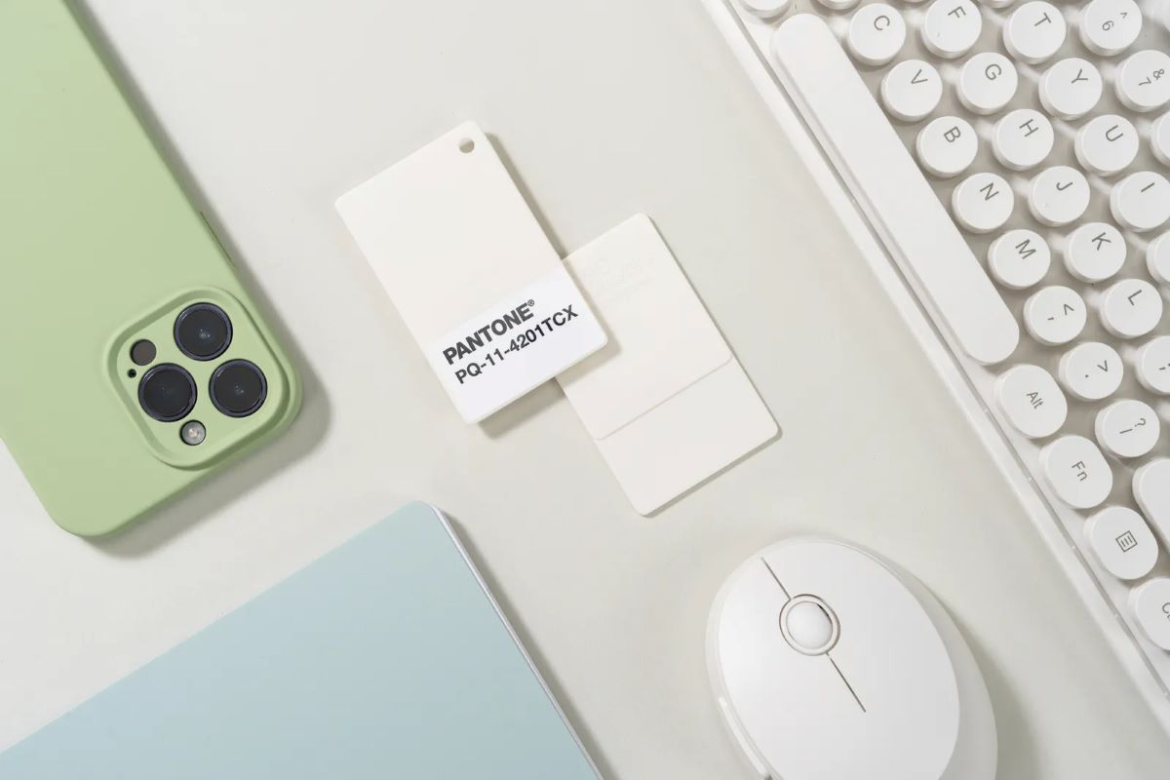 Pantone wählt Cloud Dancer als Hauptfarbe 2026: ein vielseitiger Weißton, der Ruhe, Klarheit und Neubeginn symbolisiert.